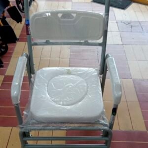 SILLA COMODO ACOLCHADA CON RUEDAS